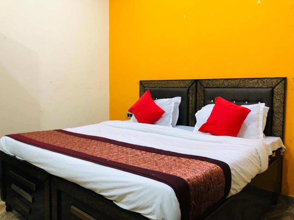 Hotel Tip Top -- Lpu Law Gate -- Family, Students, Couples Phagwāra 外观 照片
