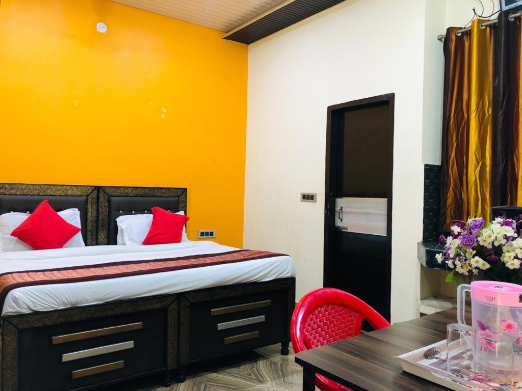 Hotel Tip Top -- Lpu Law Gate -- Family, Students, Couples Phagwāra 外观 照片